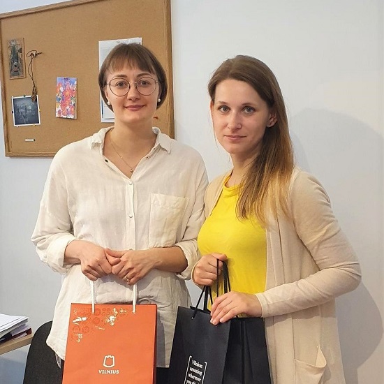 VJG socialinės veiklos koordinatorė Gabrielė ir Neįgalių teniso asociacijos atstovė Milda