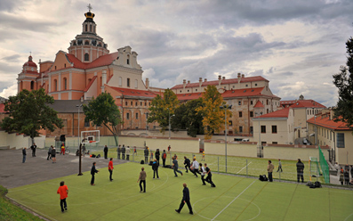 Šv. Kazimiero bažnyčia iš gimnazijos stadiono